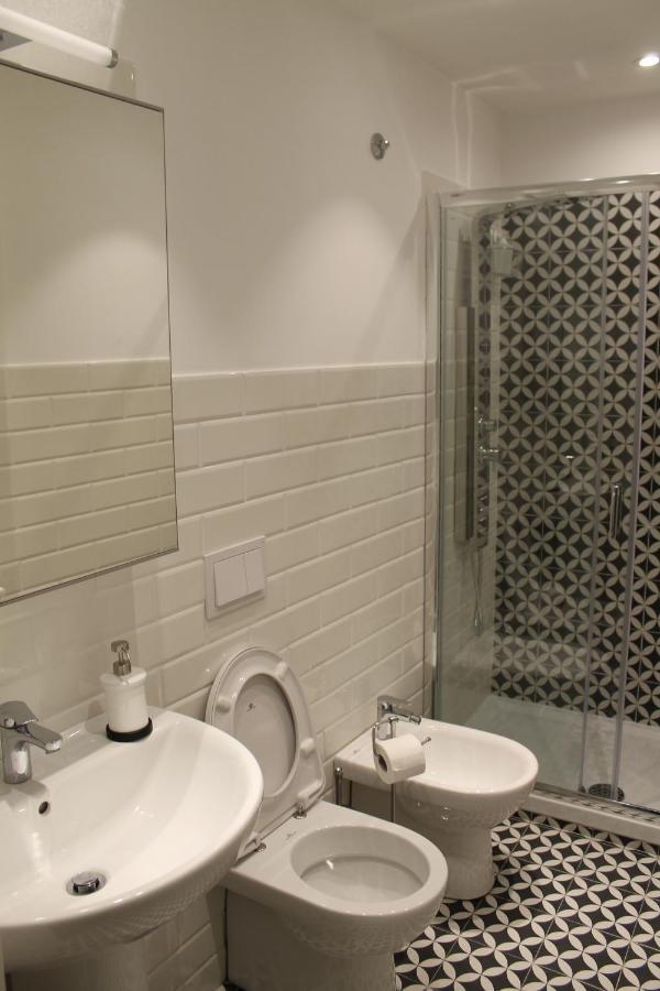 Mergellina 121 Apartment'S Rooms เนเปิลส์ ภายนอก รูปภาพ