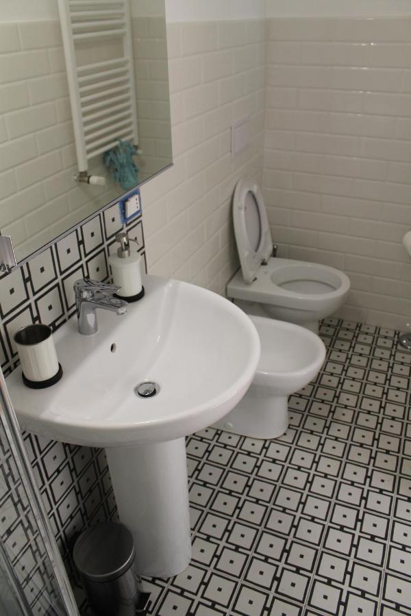 Mergellina 121 Apartment'S Rooms เนเปิลส์ ภายนอก รูปภาพ